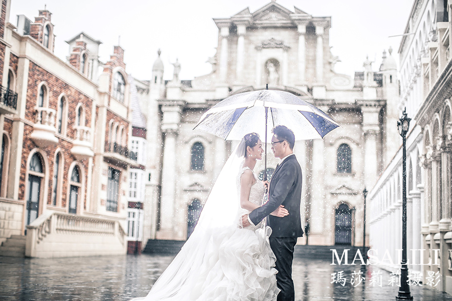 牛先生&王小姐欧洲城堡婚纱照                                                                                                                                                                                                 下雨天创意大片深圳玫瑰小镇影视基地