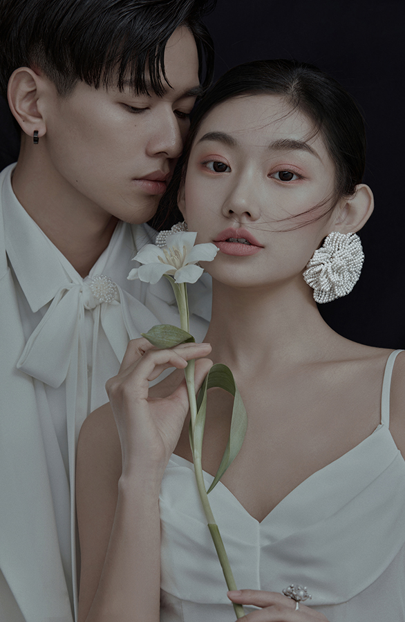 纯色内景极简风婚纱照                             深圳婚纱摄影