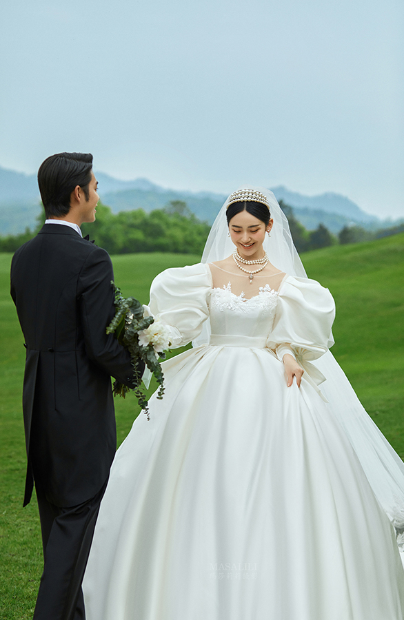 草坪婚纱照                          深圳婚纱摄影工作室